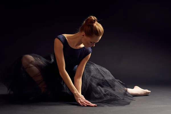 Mulher dançarina estilo elegante equilíbrio arte artista isolado fundo — Fotografia de Stock