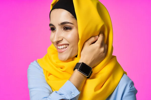 ピンクを背景にしたスマートウォッチ技術を持つイスラム教徒の女性 — ストック写真