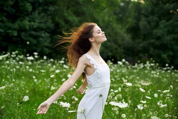 Χαρούμενη γυναίκα σε εξωτερικούς χώρους λουλούδια ελευθερία καλοκαιρινή φύση — Φωτογραφία Αρχείου