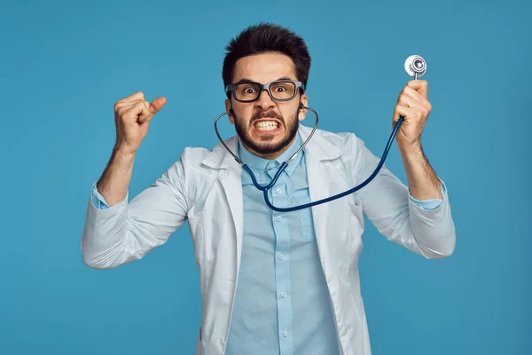 Mužský lékař v bílém plášti stetoskop nemocnice profesionální — Stock fotografie