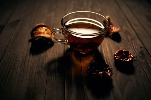 Tasse de thé boisson chaude comme tradition du matin petit déjeuner — Photo