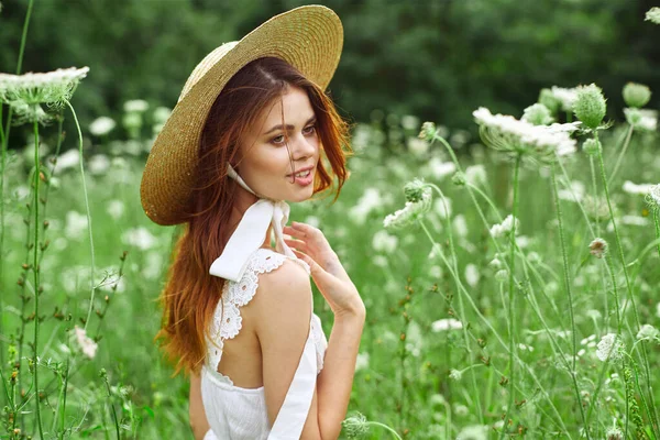 Nő kalap fehér ruha virágok természet pihenés — Stock Fotó
