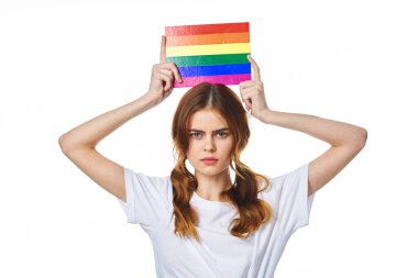 lgbt bayrağı taşıyan kadın cinsiyet değiştirme topluluğunun aydınlık arka planı