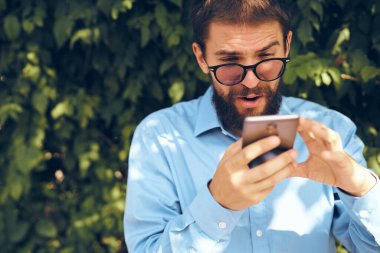 Sokakta telefonla konuşan duygusal bir adam.