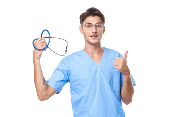 Muž v lékařské uniformě zdravotní péče ošetření stetoskop vyšetření studio životní styl — Stock fotografie
