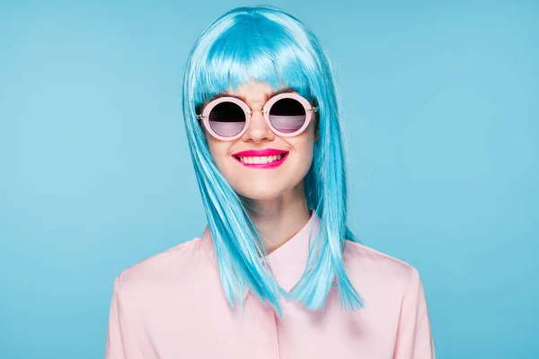 Piękna kobieta w niebieskich perukach okulary Glamor mody — Zdjęcie stockowe