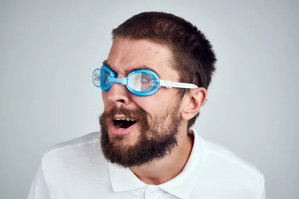 Hombre barbudo blanco camisa gafas para nadar fondo claro — Foto de Stock