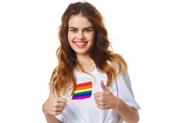 lgbt bayrağı taşıyan kadın cinsiyet değiştirme topluluğunun aydınlık arka planı
