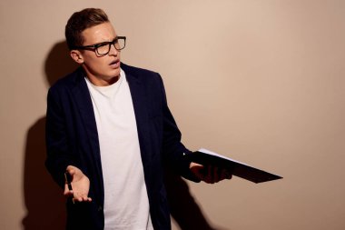 İş adamları gözlüklü bej arka planda poz verirler