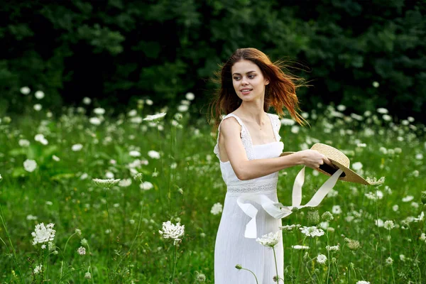 Mulher alegre ao ar livre flores liberdade verão natureza — Fotografia de Stock