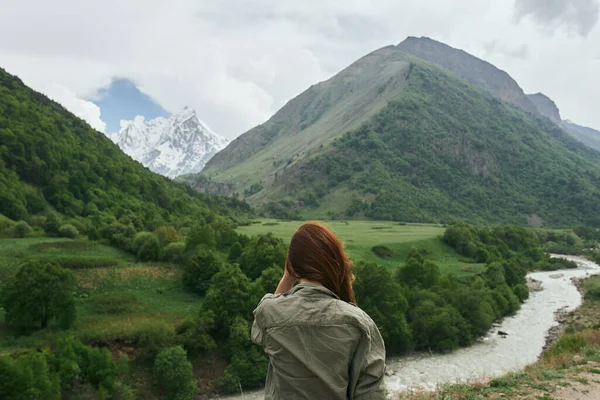 Mulher caminhante montanhas paisagem viagens liberdade ar fresco — Fotografia de Stock