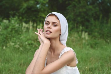 Beyaz elbiseli kadın köy doğa ekolojisi