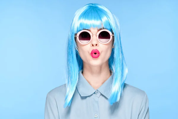 Vacker kvinna lila peruk solglasögon Glamor Modell — Stockfoto