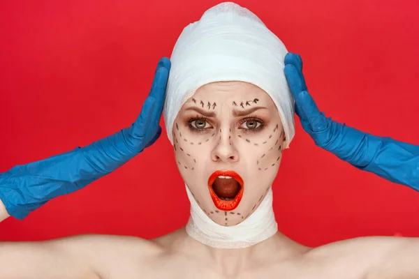 Žena pacient estetická operace obličeje klinika péče o tělo červené pozadí — Stock fotografie