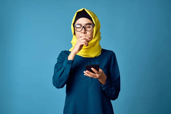 Frau im gelben Hijab Technologie Rechner Arbeit Finanzen — Stockfoto