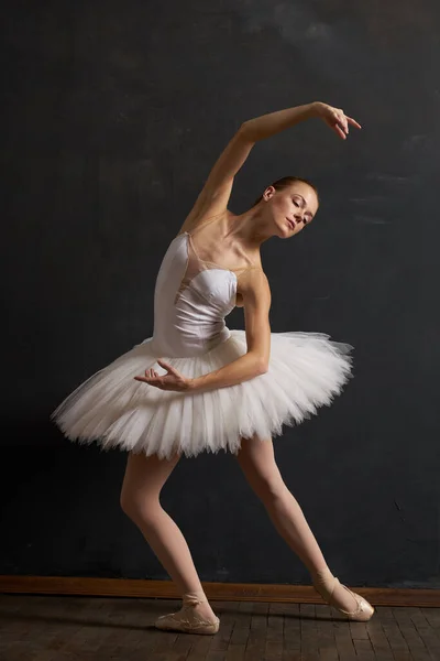 Bailarina dança desempenho clássico o fundo escuro — Fotografia de Stock