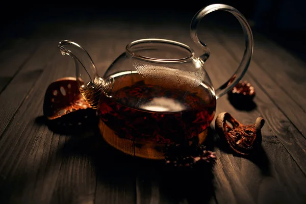 Tasse de thé boisson chaude comme tradition du matin petit déjeuner — Photo