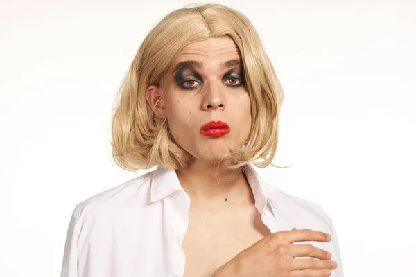 Mężczyzna w kobiety sukienka peruka makijaż pozowanie biseksualny — Zdjęcie stockowe