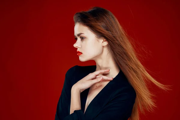 Рыжеволосая женщина с красными губами, с гламурными волосами — стоковое фото