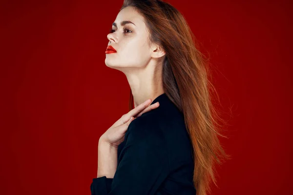Рудоволоса жінка з червоними губами позує зачіску гламур — стокове фото