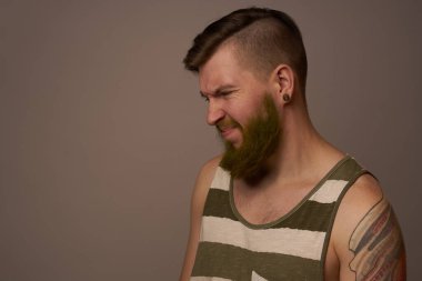 Kollarında dövmeleri olan şık bir adam saç stili özgüven stüdyosu.