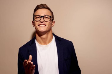 Ellerinde bej arkaplan olan iş adamları