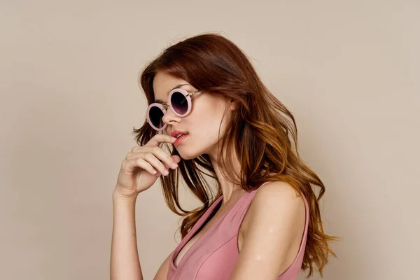 Vacker kvinna i rosa klänning dekoration poserar modell — Stockfoto