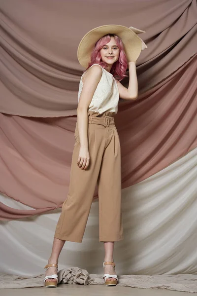 아름다운 여성 분홍 머리 장식 여름 스타일 — 스톡 사진