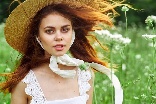 Bella donna con cappello campo natura fiori aria fresca — Foto Stock