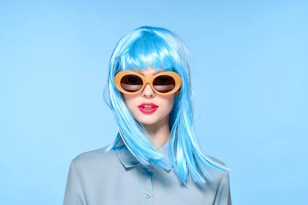 Atrakcyjna kobieta glamour moda czerwone usta niebieskie włosy — Zdjęcie stockowe
