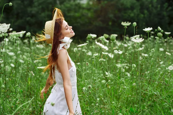 白いドレスと花のライフスタイルのフィールドで帽子の女性 — ストック写真