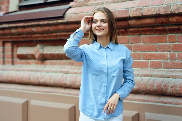 Hübsche Frau posiert Lifestyle-Straßenspaß — Stockfoto