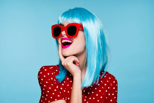 Piękna kobieta w niebieskich perukach okulary przeciwsłoneczne Glamor zbliżenie — Zdjęcie stockowe