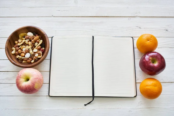 餐桌上的记事本测量带水果早餐营养价值 — 图库照片