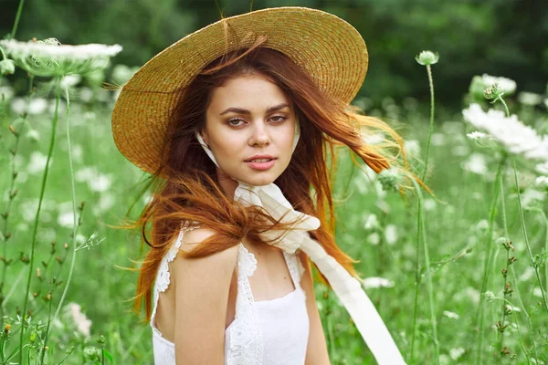 Vacker kvinna med hatt natur fält blommor frisk luft — Stockfoto