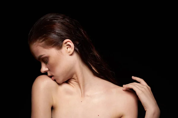 Портрет женщины эмоции жеста руки голые плечи крупным планом — стоковое фото