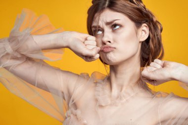 Güzel kadın çekici görünüyor. Hayat tarzı romantizmi soyutlanmış arka plan.