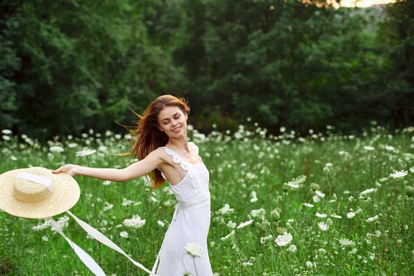 Веселая женщина в поле на открытом воздухе цветы свежий воздух свободы — стоковое фото