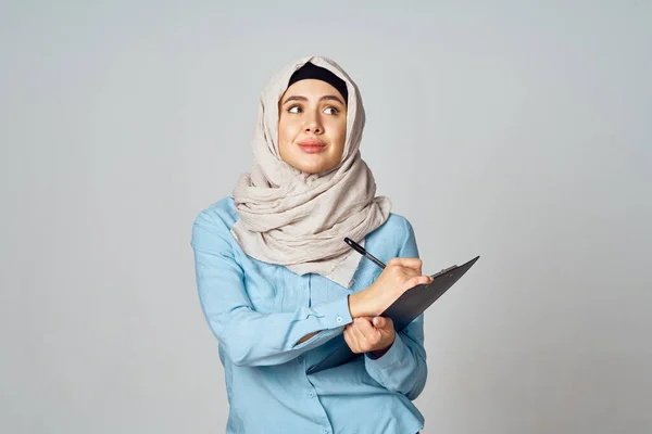 Moslim vrouw in hijab documenten kantoor werk — Stockfoto