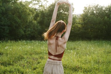 Kadınlar açık havada eğlence yazları temiz hava