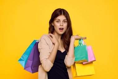 Gülümseyen kadın alışveriş eğlence hayatı sarı arka plan