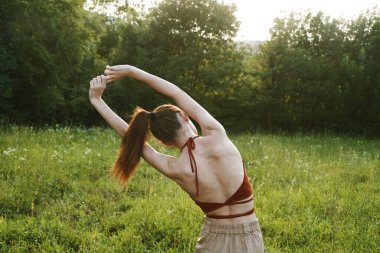 Kadınlar açık havada eğlence yazları temiz hava