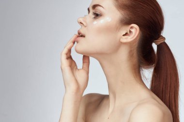 Güzel kızıl saçlı kadın temiz cilt sağlığı açık arka plan pozu veriyor