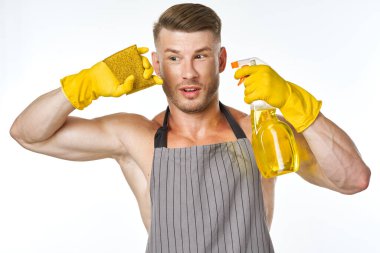 spor kaslı adam deterjan temizleme pozuyla