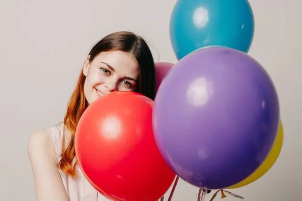 Веселая женщина в платье из разноцветных воздушных шаров — стоковое фото
