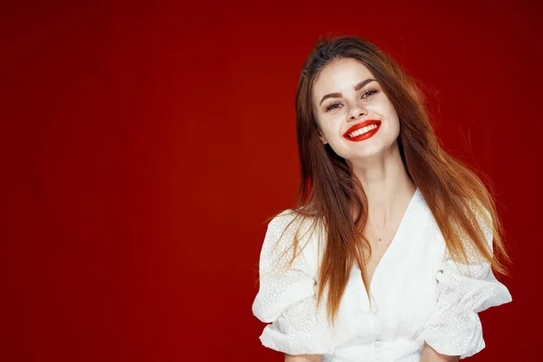 Atraente mulher ruiva cabelo vermelho lábios posando glamour — Fotografia de Stock