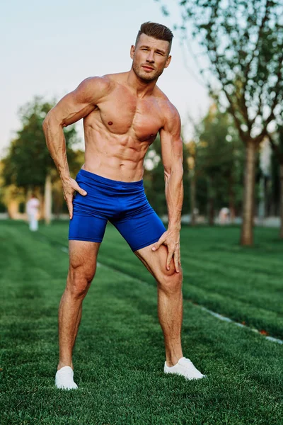 Atlético hombre con bombeado cuerpo muscular en el parque ejercicio ejercicio motivación — Foto de Stock