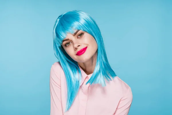 Vidám elbűvölő nő rózsaszín ing kék paróka smink modell — Stock Fotó