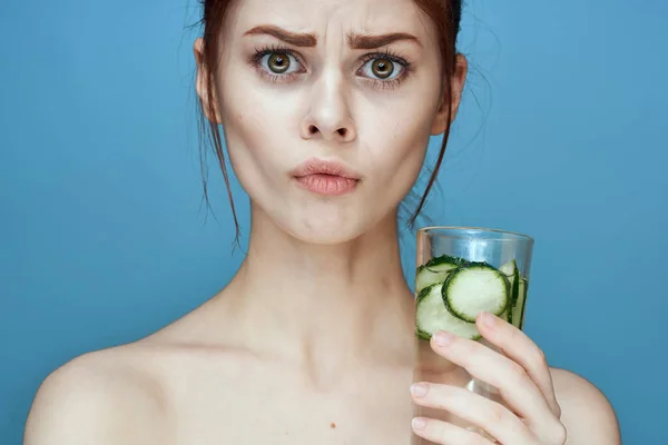 Ładna kobieta z ogórkiem pić witaminy zdrowia — Zdjęcie stockowe