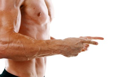 Vücudu kaslı, vücut geliştirme egzersizleri yapan bir adam.